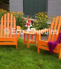 sillas naranjas con mesa de servicio