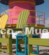 sillas distintos colores en playa de hoteles 